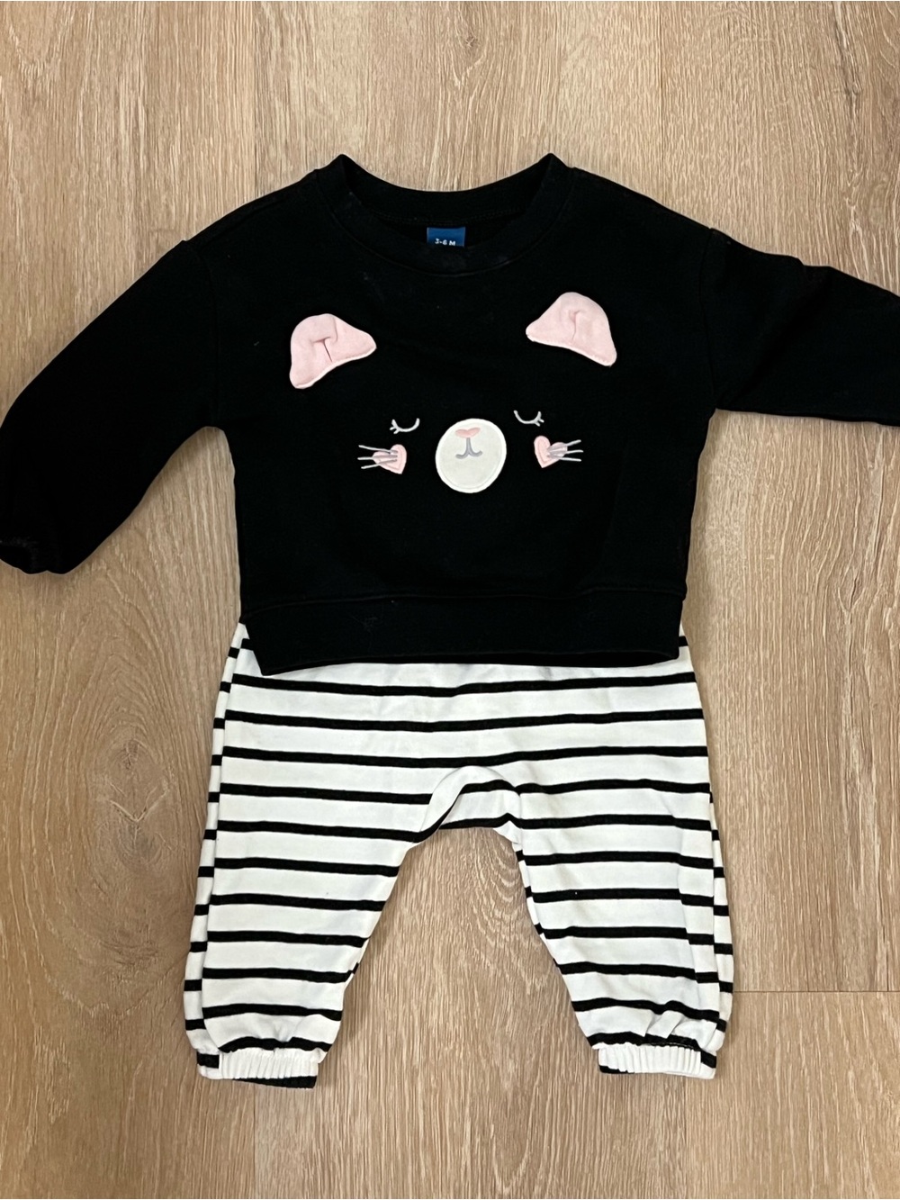 Old Navy Infant Crewneck Sweater in Black